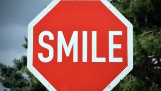 ビジネスでユーモアとホスピタリティがなぜ大事なのか。一見無駄に見える他者への配慮や優しさがもたらす効果。