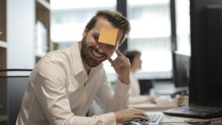 今の仕事／組織／仕組みにおいて、自分が評価されない・出世できないと気づいたときに考えるべきことと具体的な行動プラン。鶏口牛後か、それでも残るか悩んだときの判断軸